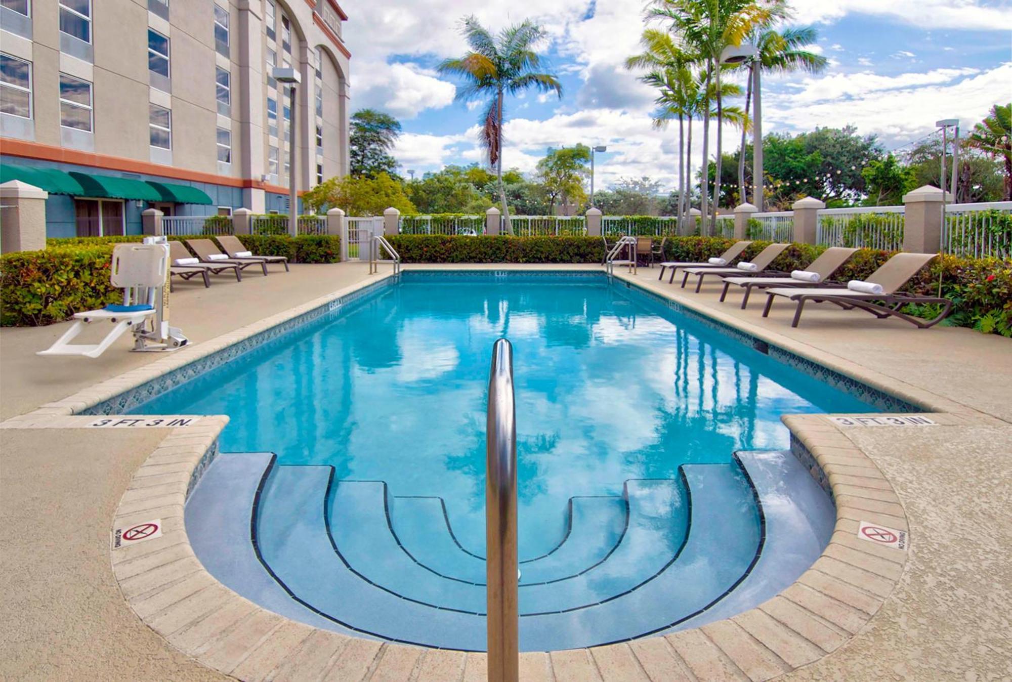 Hampton Inn Ft Lauderdale Airport North Cruise Port Fort Lauderdale Exterior photo
